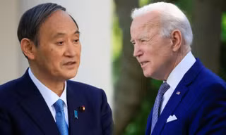 Thủ tướng Nhật Suga Yoshihide (trái) và Tổng thống Mỹ Joe Biden. (Ảnh: Reuters)