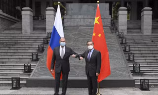 Ngoại trưởng Nga Lavrov (trái) và người đồng cấp Trung Quốc Vương Nghị trong cuộc gặp tại Khu trự trị dân tộc Choang Quảng Tây ngày 22/3. (Ảnh: AP)