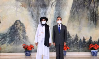 Ngoại trưởng Vương Nghị trong cuộc gặp đại diện Taliban tại Thiên Tân hồi tháng 7. (Ảnh: Xinhua) 