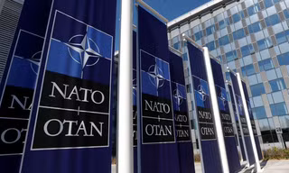 Logo của NATO trước trụ sở của liên minh ở Brussels, Bỉ. (Ảnh: Reuters)