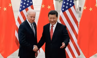 Ông Joe Biden gặp Chủ tịch Trung Quốc Tập Cận Bình năm 2013. (Ảnh: Reuters)