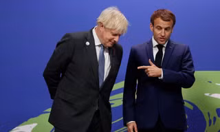 Tổng thống Pháp Emmanuel Macron (phải) và Thủ tướng Anh Boris Johnson. (Ảnh: Guardian)