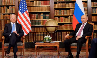 Tổng thống Nga Vladimir Putin (phải) và Tổng thống Mỹ Joe Biden trong cuộc gặp tại Thuỵ Sĩ hồi tháng 6. (Ảnh: Reuters)