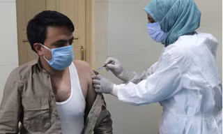Một người Ấn Độ được tiêm vắc-xin. (Ảnh: Reuters)