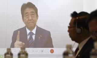 Cựu Thủ tướng Nhật Shinzo Abe phát biểu tại diễn đàn ngày 1/12. (Ảnh: AP)
