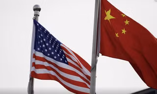 Cờ Mỹ và Trung Quốc bên ngoài một trụ sở một công ty Mỹ ở Bắc Kinh. (Ảnh: Reuters)
