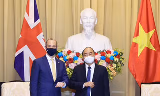 Chủ tịch nước Nguyễn Xuân Phúc và Ngoại trưởng Anh Dominic Raab. (Ảnh: Mofa)
