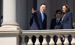 Tổng thống Hàn Quốc Moon Jae-in và Phó Tổng thống Mỹ Kamala Harris nói chuyện trên ban công toà nhà hành pháp Eisenhower trong khu Nhà Trắng ngày 21/5. (Ảnh: AP)