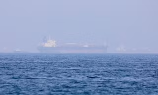 Tàu Mercer Street của Israel trên vùng biển gần cảng Fujairah của UAE ngày 3/8. (Ảnh: Reuters)