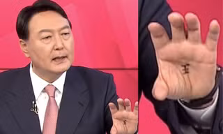 Ứng viên Yoon Seok-youl có chữ "vương" trong lòng bàn tay trái khi ông tham gia phiên tranh luận trên truyền hình gần đây. 