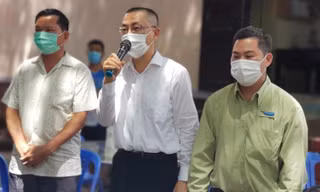 Đại sứ Việt Nam Vũ Quang Minh (giữa) khuyến cáo bà con gốc Việt và công dân Việt Nam tại Campuchia bình tĩnh, thực hiện nghiêm các quy định. (Ảnh: Fb)