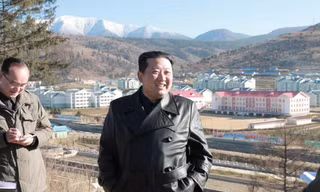 Ông Kim Jong Un trong chuyến thăm thành phố kiểu mẫu trên núi. (Ảnh: KCNA)