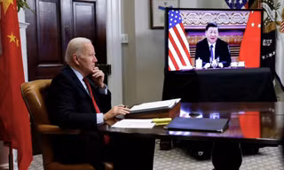 Tổng thống Mỹ Joe Biden trong cuộc gặp nhà lãnh đạo Trung Quốc qua màn hình. (Ảnh: Reuters)