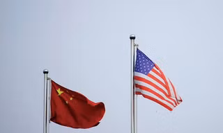 Quốc kỳ của Mỹ và Trung Quốc. (Ảnh: Reuters)