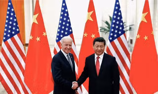 Ông Tập Cận Bình (phải) và ông Joe Biden trong một cuộc gặp năm 2013. (Ảnh: Reuters)