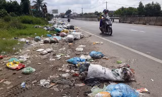 Nhiều đống rác thải nằm trên tuyến quốc lộ 1A thuộc địa bàn huyện Tư Nghĩa. Rác vương vãi khắp nơi lại gặp thời tiết mưa nắng thất thường nên phân hủy mạnh bốc mùi hôi thối.