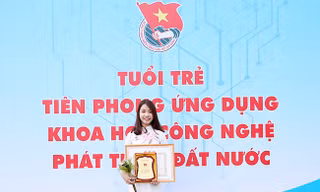 Đoàn Thị Thu Hà nhận Bằng khen Nữ sinh Tiêu biểu Toàn quốc trong Khoa học Công nghệ năm 2018 tại Bảo tàng Hồ Chí Minh.