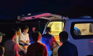 Cảnh sát biển ứng cứu ngư dân bị ngạt khí dưới hầm cá