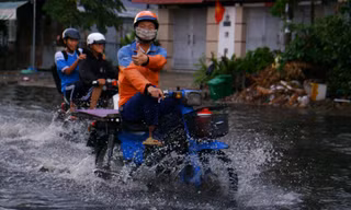 TPHCM mưa lớn giữa trưa, nhiều tuyến đường lại ngập hơn nửa bánh xe