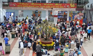 Người dân lỉnh kỉnh đồ đạc rời ga Sài Gòn về quê đón Tết 