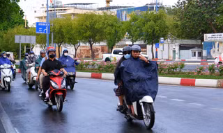 Xuất hiện áp thấp trên Biển Đông, TPHCM có mưa trái mùa
