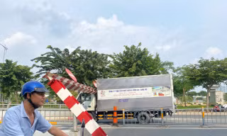 Xe tải tông đổ thanh giới hạn chiều cao trước hầm chui Phạm Văn Chí 