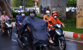 TPHCM mây mù, mưa trái mùa trong ngày