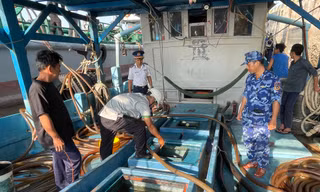 Cảnh sát biển phối hợp bắt tàu vận chuyển 50.000 lít dầu DO trái phép 