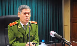 Thiếu tướng Đỗ Đình Nghị, Phó Tổng cục trưởng Tổng Cục cảnh sát QLHC về TTATXH - Bộ Công an trả lời báo chí chiều 12-11. Ảnh: Tuấn Nguyễn