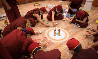  Hậu trường tạo tác Mandala từ ngọc và đá quý. Sàn đặt tranh được lát bằng gỗ hương đỏ. Ảnh: Vô Úy.