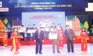Ông Nguyễn Văn Đình - Phó Giám đốc công ty Dược phẩm Hoa Linh nhận giải thưởng từ Ban tổ chức.