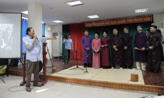 Bùi Trọng Hiền và những đào kép, quan viên đã được anh chỉnh huấn theo phương pháp tiếp cận mới. Ảnh: N.M.Hà.