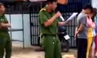 Công an xã Dương Đông- huyện đảo Phú Quốc đem người mua bán dâm ra vỉa hè bêu tên tuổi