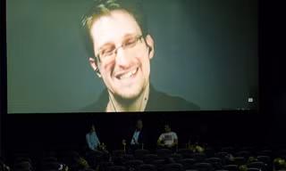 Tị nạn ở Nga, 'kẻ lộ mật' Snowden vẫn kiếm bộn tiền tại Mỹ