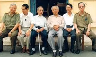 Ông Ba Quốc (Đặng Trần Đức), Lê Hữu Thúy, Trần Hiệu, Mười Hương, Phạm Xuân Ẩn, Vũ Chính (từ phải sang).
