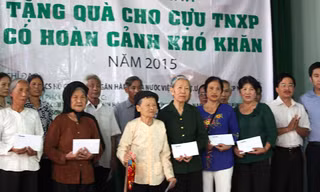 Giám đốc Ngân hàng TMCP Quân đội - Chi nhánh Bắc Ninh Nguyễn Thái Anh và Phó Tổng Biên tập báo Tiền Phong Vũ Tiến cùng các cựu TNXP.