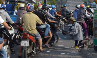 Ông Lương xin tiền tại ngã ba trước khu công nghiệp Tân Bình. Ảnh: Ngô Bình