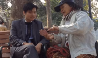 Bói dạo hoành hành ở hồ Hoàn Kiếm (Hà Nội).
