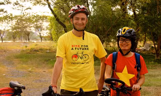 Kim Ngân và Simon cùng nhau đạp xe 16.000km từ Việt Nam đến Paris. Ảnh: Ảnh NVCC
