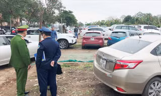 Tại thời điểm tổ công tác liên ngành Hà Nội có mặt sáng 23/2 , bãi xe không phép (vị trí tổ liên ngành đứng) tại phố Đặng Thai Mai vào Phủ Tây Hồ vẫn hoạt động nhộn nhịp. Ảnh: A.Trọng.