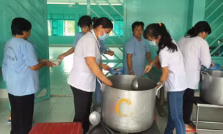 Đội ngũ y, bác sỹ chuẩn bị bữa cơm trưa cho bệnh nhân.