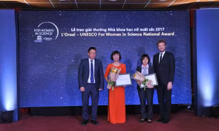 Tiến sĩ Dung nhận giải thưởng Nhà khoa học nữ xuất sắc 2017.