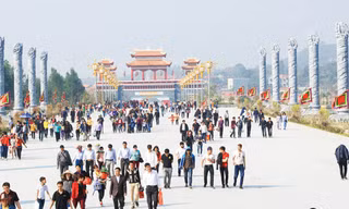 Xuân về, Tây Thiên đang là nơi tụ hội của du khách khắp mọi miền​. Ảnh: Lê Tâm.