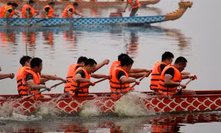Bơi chải thuyền rồng trên Hồ Tây.