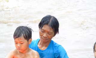 Bể bơi tự chế của bà Thia.