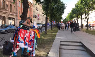 Một người bán hàng rong trên đường phố Moscow. Do quy định, người bán hàng rong trên phố thường không đủ điều kiện để được kinh doanh những sản phẩm có nhãn mác hoặc hình ảnh World cup 2018. Ảnh N.P.