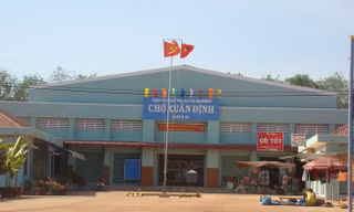 Chợ Xuân Định ế ẩm.