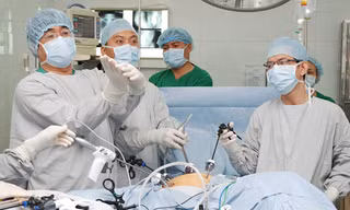 Tính mạng bệnh nhân nằm trong tay nghề và y đức của nhân viên y tế. Ảnh: Quốc Ngọc