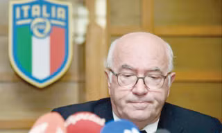  Chủ tịch Liên đoàn bóng đá Italy (FIGC) Carlo Tavecchio dính bê bối.