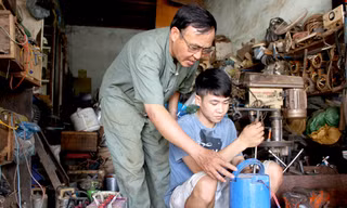 Ông Phạm Ngọc Tỉnh hướng dẫn sửa máy